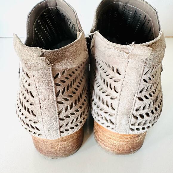 VINCE CAMUTO Tan Cream Suede Leather Zipper Zip Heel Ankle Boots Booties 8.5 - Picture 5 of 12